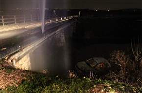Köprüden uçan araba su şebekesini patlattı