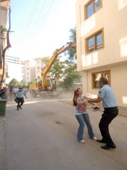 Bursa'da kaçak yapı yıkımları
